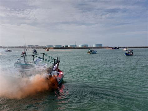 VIDÉOS Le port du Havre bloqué par près d une centaine de bateaux de