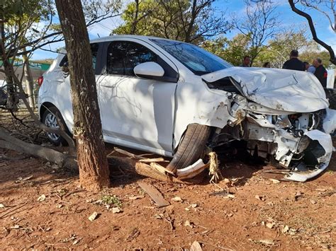 Batida Em Rotat Ria De Piracicaba Envolve Tr S Carros Danifica Muro E