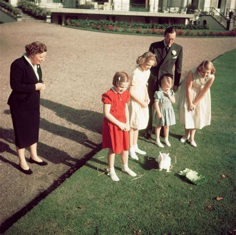 Koningin Juliana En Prins Bernhard Met De Prinsessen Beatrix