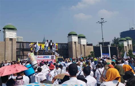 Apdesi Demo Di Senayan Minta Dana Desa Persen Dari Apbn