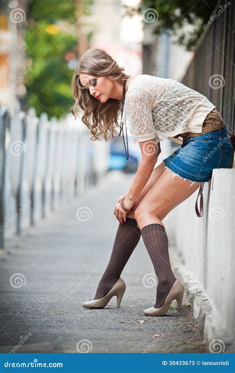 Femme De Sexy Habill E Provocateur Et Posant Sur La Rue Image Stock