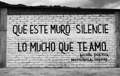 A Brick Wall With Graffiti On It And The Words Que Este Muro Silenci Lo