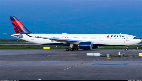 N412DX Delta Air Lines Airbus A330 941 Photo By PAIYUAN PENG 1997 ID