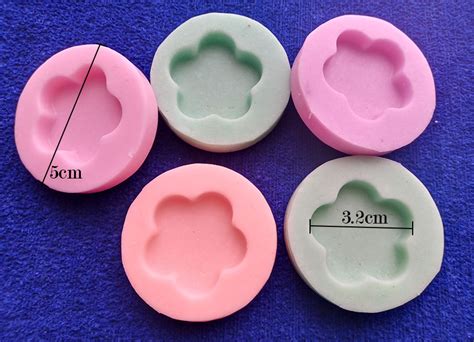 MOLDE SILICONA FLOR REDONDA 5 PETALOS ENCAPSULADOS EN RESINA EPOXICA UV