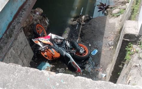 Pengendara Honda CBR 150 Ini Terjun Bebas Ke Dalam Parit Alami Luka