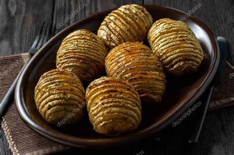 Patatas Hasselback Horneadas Con Ajo Y Hierbas En Horno