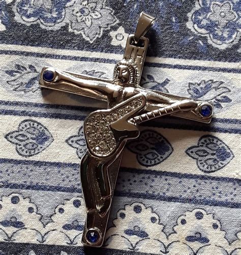 Johnny Hallyday Pendentif Croix Guitare Initiale Et Dates Grav Es Dos