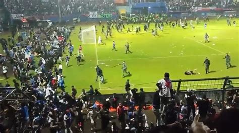 Video Tragedia In Indonesia Oltre Morti Nella Calca Allo Stadio