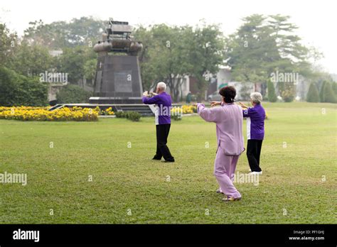 Elderly People Doing Tai Chi Exercises Stock Photo Alamy