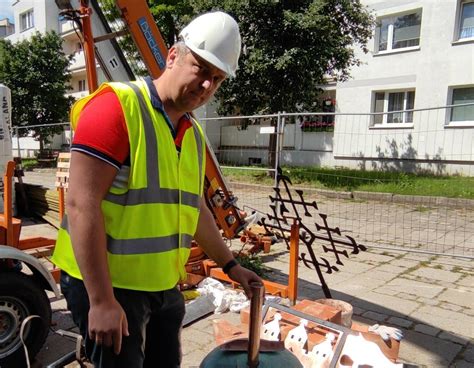 Kula Z Kapsu Czasu Dla Potomnych Ju Na Dachu Ratusza Zamontowano