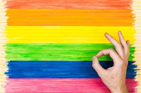 Gesto De Parada Gay De Pessoas E Conceito Homossexual Mostrando