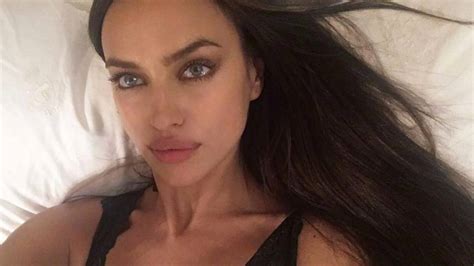 Irina Shayk Baja Estrepitosamente De Peso Y Se Luce En Bikini A Dos