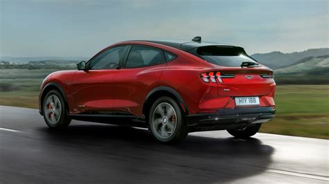 Ficha técnica motores y medidas Ford Mustang Mach E Carwow