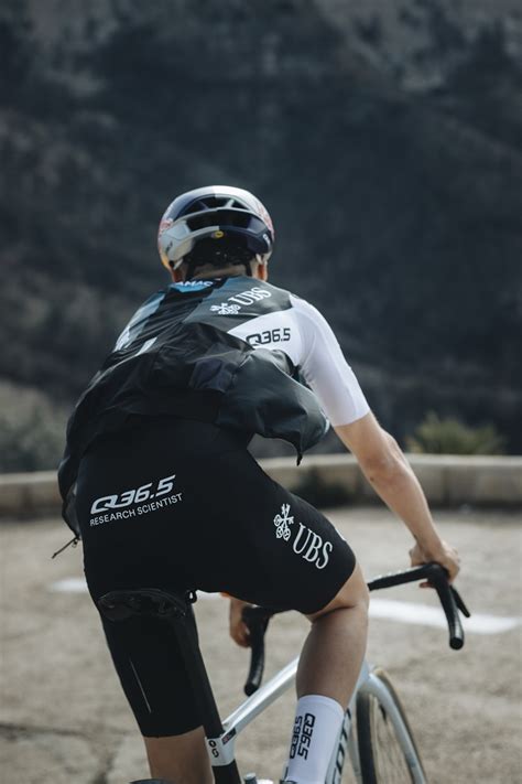 Q36 5 dévoile la tenue 2025 du Q36 5 Pro Cycling Team 3bikes fr votre