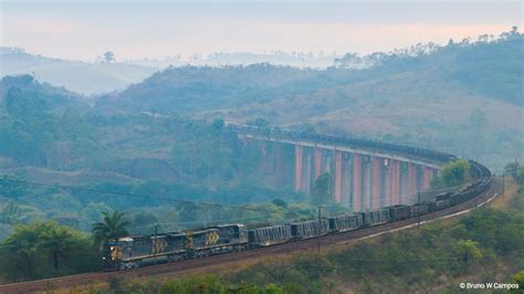 Trem De Carga Geral Circulando Por Um Curv O Na Ferrovia Do A O E Mais