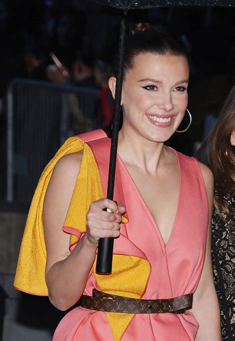 Photo Millie Bobby Brown Arrivées au défilé de mode Louis Vuitton