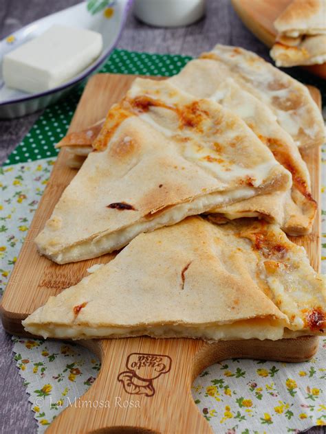 Focaccia Al Formaggio O Di Recco Una Sfoglia Sottile Ripiena