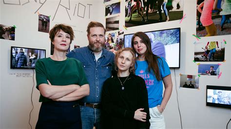 Las Pussy Riot Llegan A Islandia Y Orinan Sobre Un Retrato De Putin