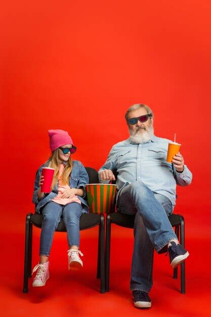 Grand Père Samusant Et Passant Du Temps Avec Sa Petite Fille Photo