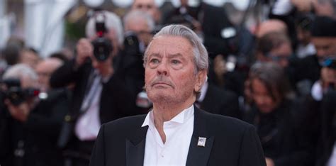 Encore un frère qui part Effondré Alain Delon réagit à la mort de