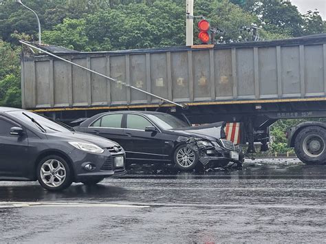 新／洲美快速道路爆車禍 4車撞一團釀回堵｜東森新聞：新聞在哪 東森就在哪裡