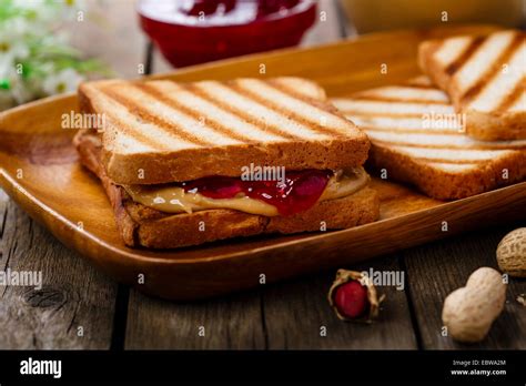 Beurre D Arachide Et Confiture De Fraises Banque De Photographies Et D