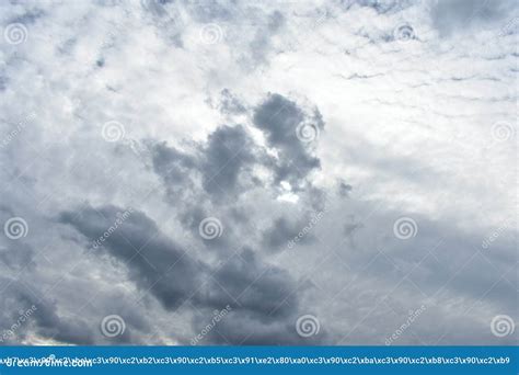 Cielo Del Norte Nubes Bajas Gruesas Los Rayos Del Sol Atraviesan Foto