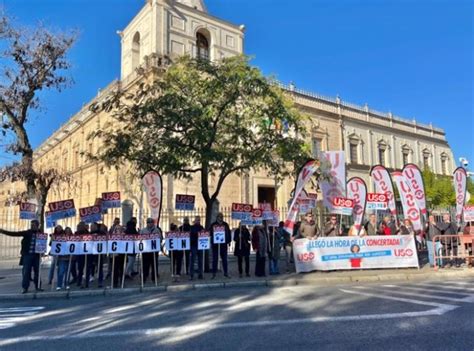 Uso Protesta Ante El Parlamento Por El Incumplimiento En Los