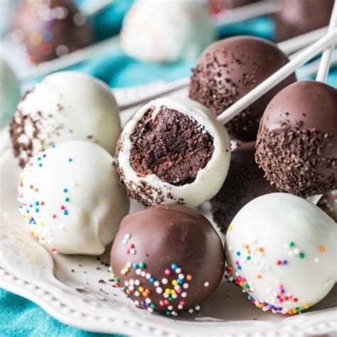 Chocolate Cake Pops - Sugar Spun Run