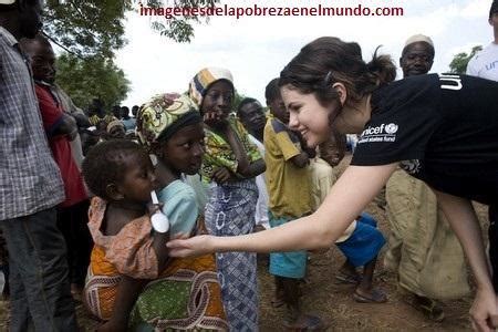 Mira Imagenes De Personas Necesitadas Ayudando A Ni Os O Al Projimo