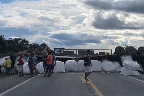 Acidente Na Rodovia Carreta Tomba E Interdita Os Dois Sentidos Da BR