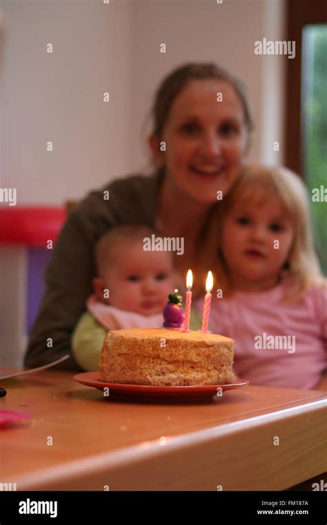 La Maman Et Ses Filles Les Enfants Bénéficiant Dun Mr Men Gâteau D