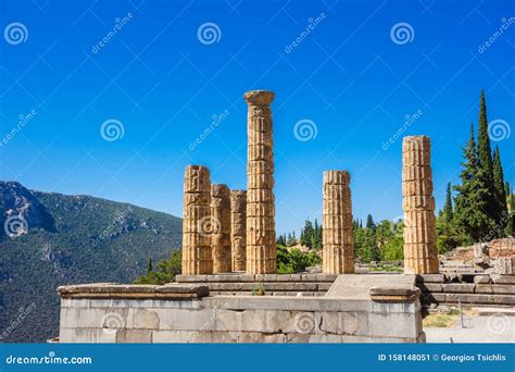 Alte Stadt Delphi Mit Ruinen Des Tempels Von Apollo Stockbild Bild