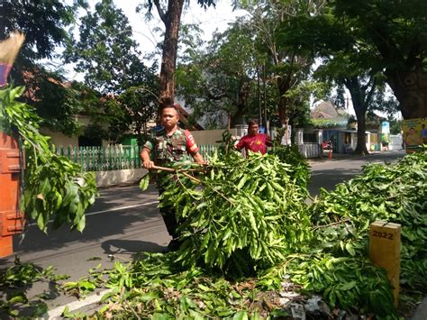 Peduli Kebersihan Babinsa Manahan Laksanakan Kerja Bakti Bersama Rempas