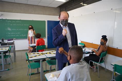 Secretário da Educação participa de discussão sobre volta às aulas