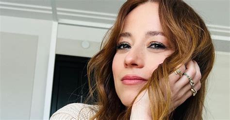 Karine Vanasse Surprend Tout Le Monde Avec Un Ensemble En Velours