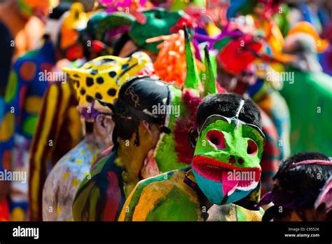 Cora indios ropas coloridas máscaras de demonio ejecutar durante la