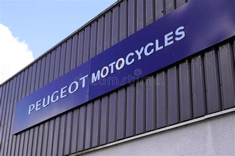 Peugeot Motocycles Texte Logo Et Marque Devant Le Magasin Moto Scooter