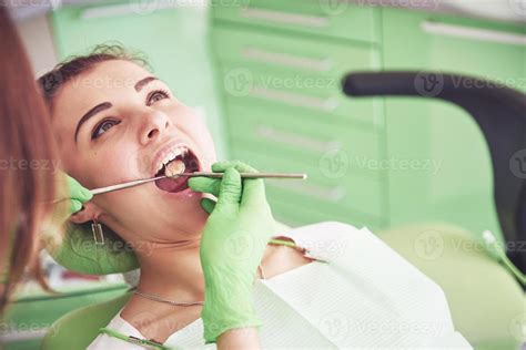 dentista curando a una paciente en la estomatología concepto de