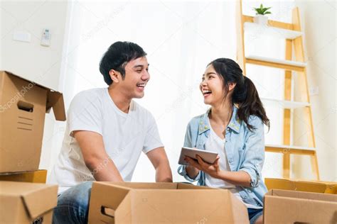 Feliz Joven Pareja Asi Tica Mud Ndose A Una Nueva Casa Usando Tabletas