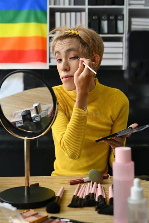 Hermoso Hombre Gay Haciendo Maquillaje Diario En La Sala De Estar Aplicando Sombra De Ojos Con