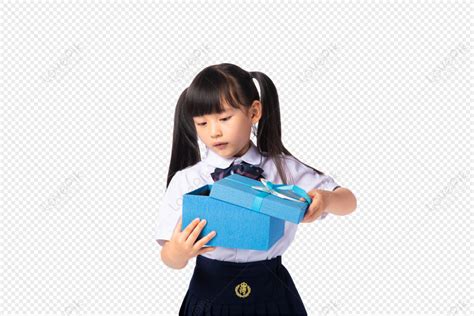 Niña Vistiendo Un Uniforme Escolar Desempacando Una Caja De Rega PNG