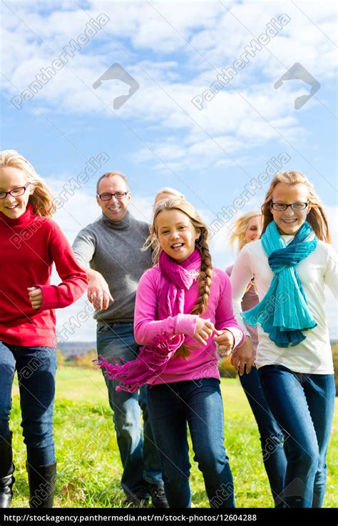 Familien Spaziergang Im Herbst Park Lizenzfreies Foto