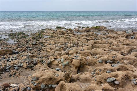 沙滩上的砂岩和岩石高清摄影大图 千库网