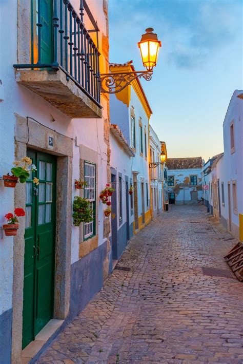 Rua Estreita Na Antiga Parte Do Faro Da Cidade Portuguesa Imagem De