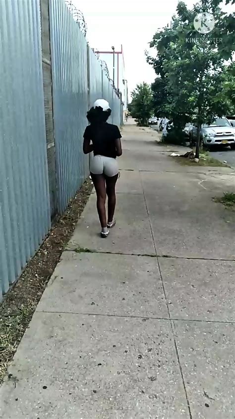 Some Ass On Da Stroll