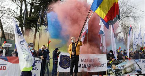 Jandarmeria Le R Spunde Poli I Tilor Dup Protestul Cu Fumigene De La