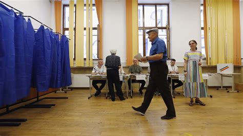 Rumanía vive una doble jornada electoral tranquila