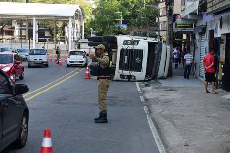 A Gazeta Carreta Carregada De Frascos Leite De Coco Tomba Em