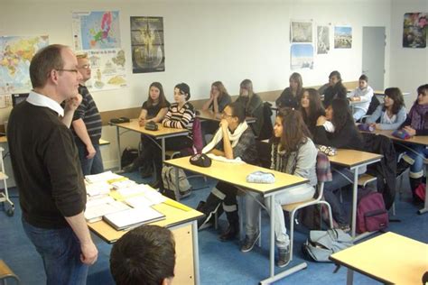 Les Membres Du Groupe Daction Gay Et Lesbien Sensibilisent Les Jeunes En Milieu Scolaire La